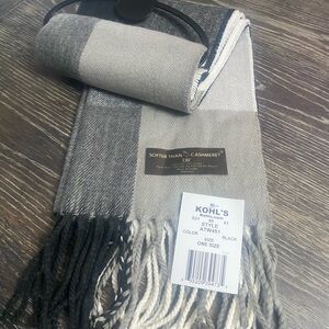 ✨2/$25✨Kohl's Soft Gray and Black Checkered Scarf